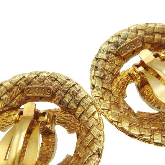 Authentic CHANEL CC Logos Button Motif Earrings Quilted Gold-plated Clip-On - Picture 2 of 6